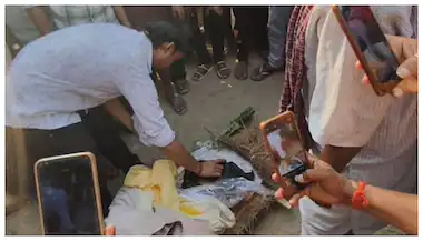 ശവസംസ്കാര ചടങ്ങിനിടെ, മരിച്ച കാമുകിക്ക് സിന്ദൂരം ചാര്‍ത്തി യുവാവ്, സംഭവം യുപിയില്‍